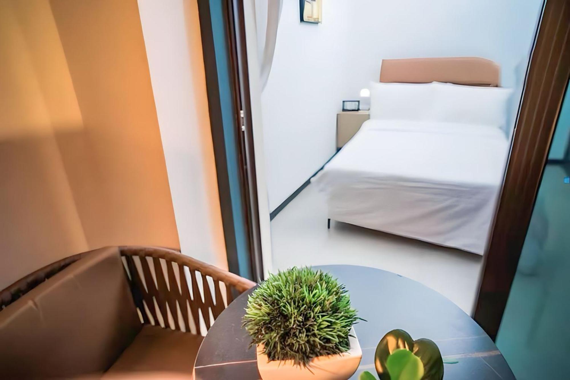 Infinity Pool Hotel Phnom Penh Down To 24 Usd In M Residence Экстерьер фото